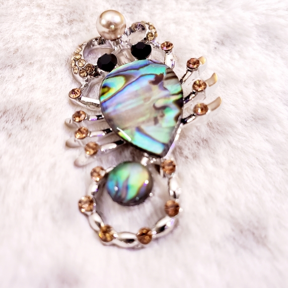 Orange crystal abalone inlay scorpion brooch - Picture 8 of 12